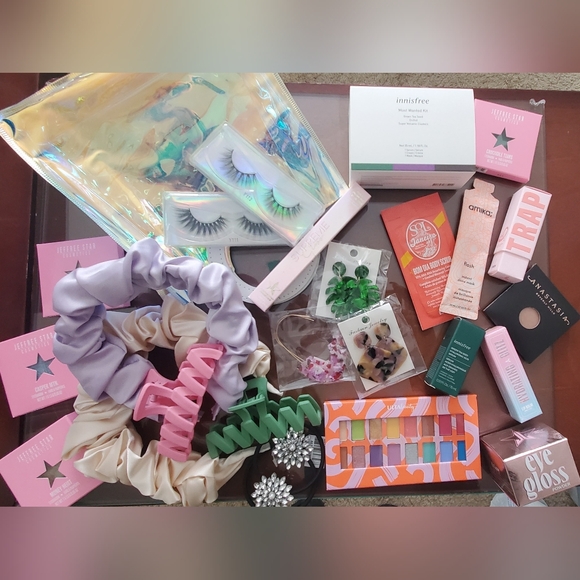 🎉🎊HOST PICK🎊🎉 Blood Money Palette + Goody Bag (See item info for details!!) - Picture 2 of 2